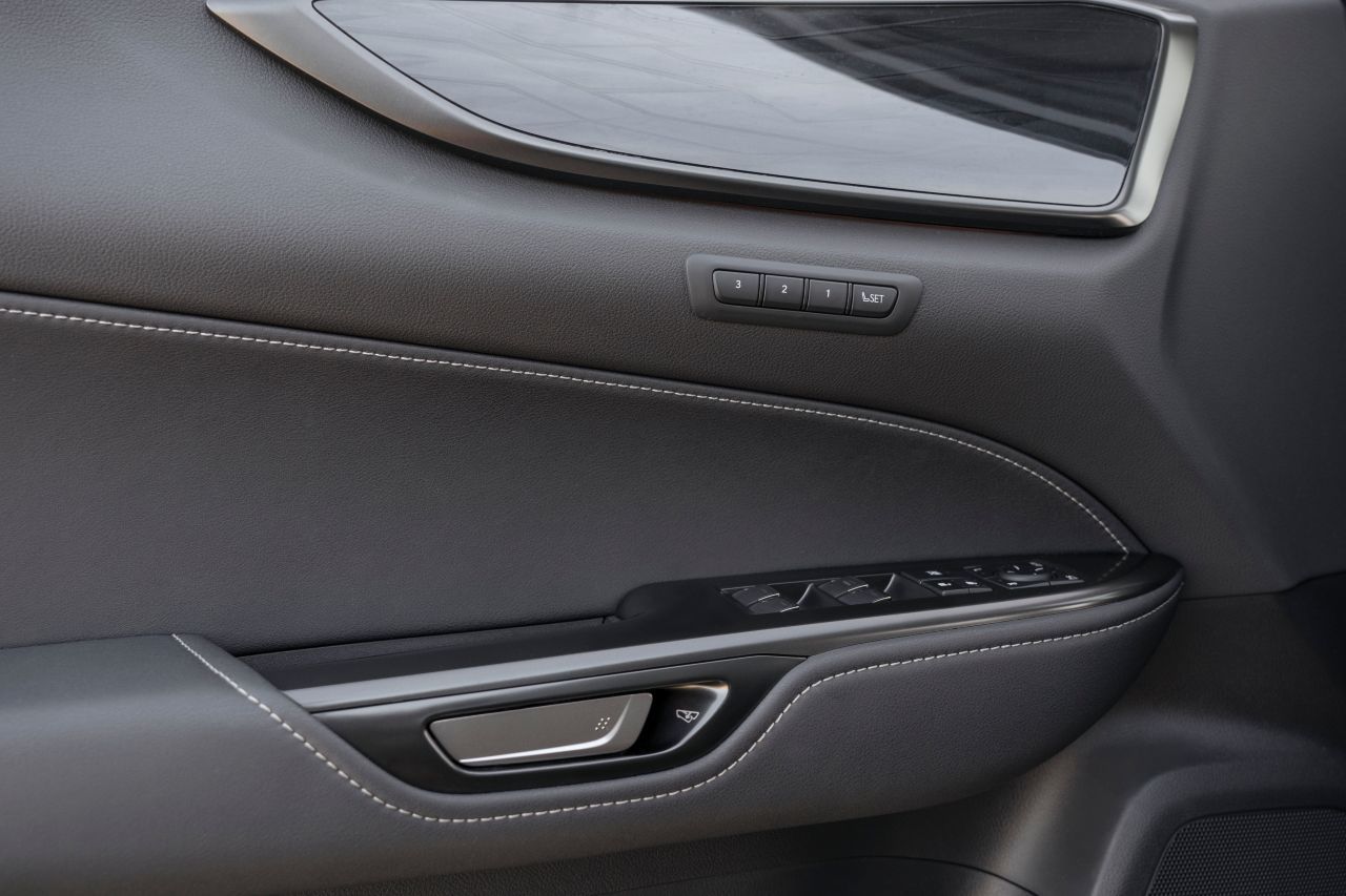 Drücken statt ziehen: Lexus dreht das Tür-Prinzip um. Großer Fortschritt!