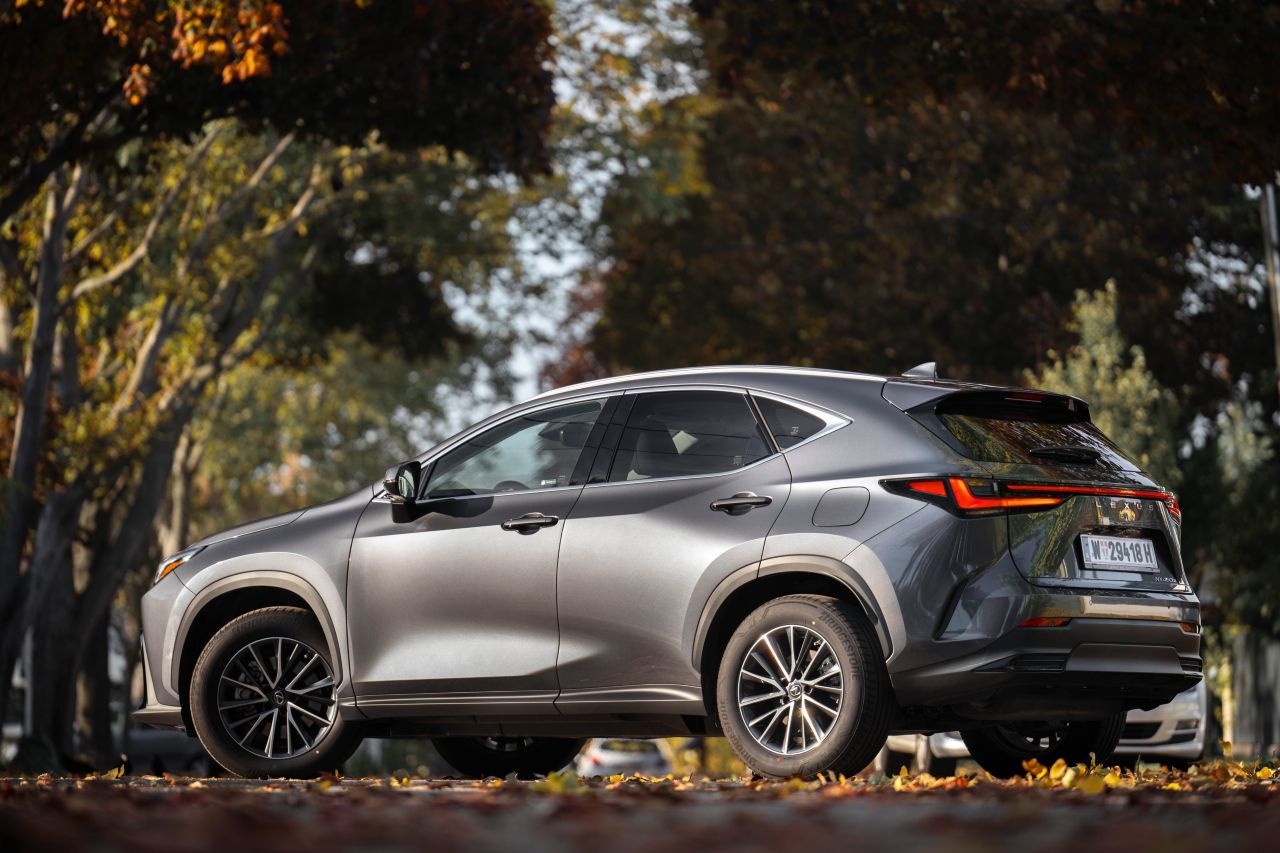 Bei den mittelgroßen SUVs mit rund 4,65 Metern Länge tritt der 2022 neu aufgelegte Lexus NX gegen BMW X3, Mercedes GLC und Audi Q5 an.