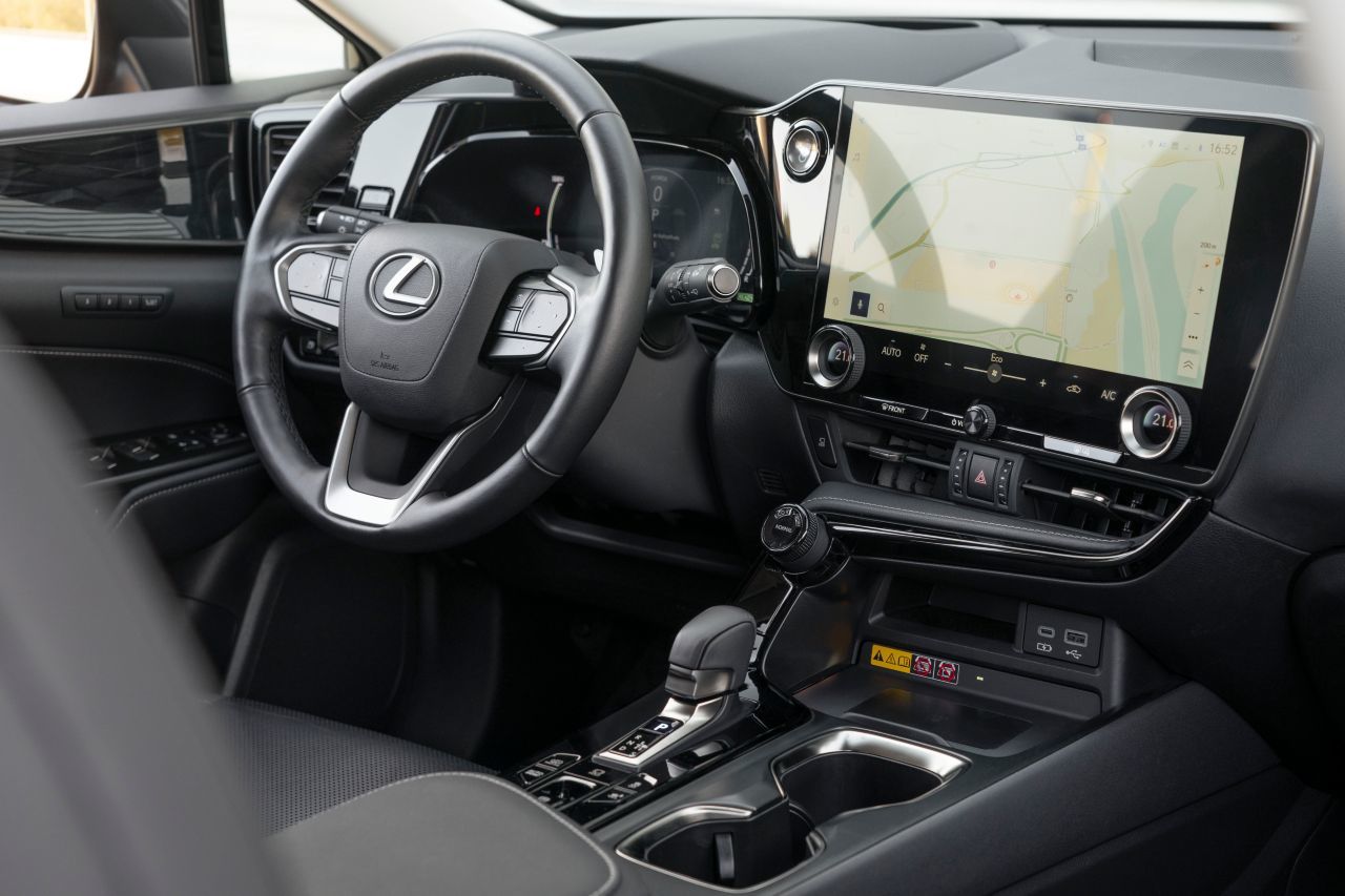 Der mit 14 Zoll Durchmesser überdurchschnittlich große Multimedia-Touchscreen dominiert das Cockpit mit seiner modernen Graphik.