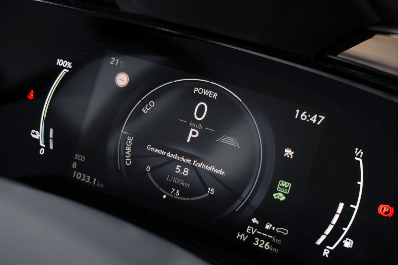 Das digitale Infodisplay wird über die Lenkradfernbedienung gesteuert.