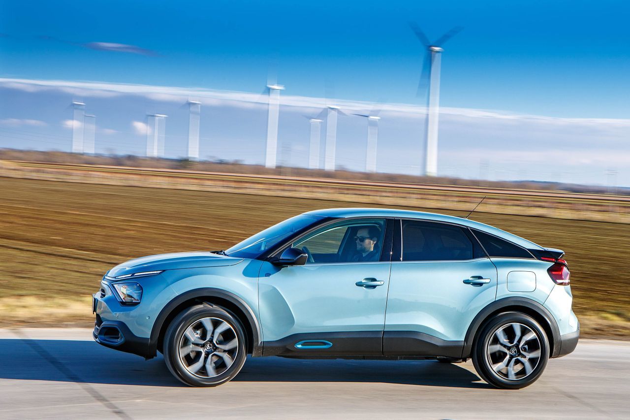 Saubere Energie zur Elektrifizierung von Autos und Öffis: Mehr Windräder, Photovoltaikdächer und Wasserkraftwerke sind auch in Österreich notwendig.