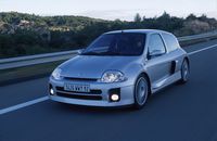 Heute schon ein Klassiker: 2. Generation als Renault Clio V6 mit 254-PS-Mittelmotor (2000 – 2005). Legendär, aber nicht so leicht (schnell) zu fahren.