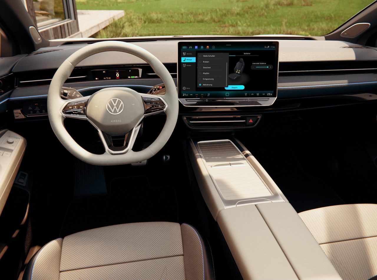 Informationen für den Fahrer werden vom künftig serienmäßigen Augmented-Reality-Head-up-Display in das Sichtfeld projiziert.
