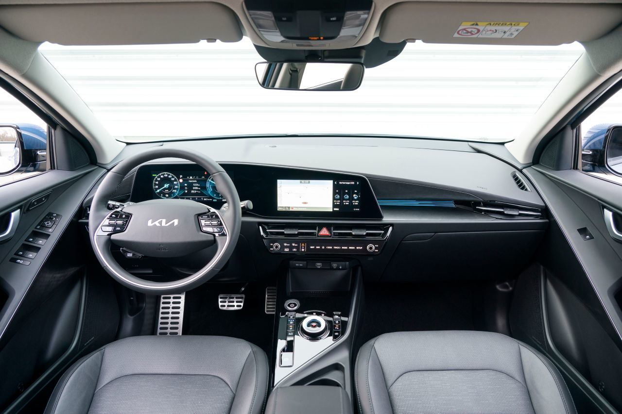 Moderner Cockpit-Cluster: Digitalinstrumente und Multimedia-Touchscreen werden zu einer gerahmten Einheit. Die Sitze können auch gekühlt werden.