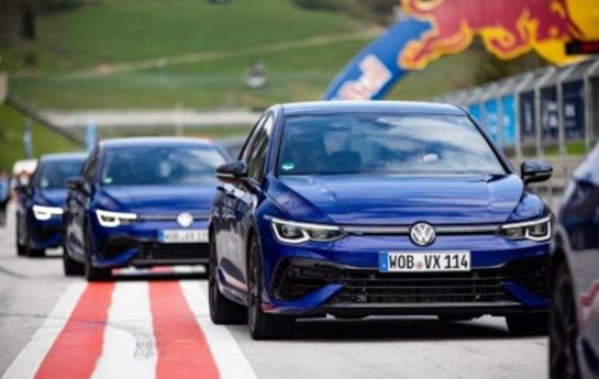 VW hat mehrere R-Modelle, die bereit für eine Ringrunde sind. Bei den Volkswagen Track Days können Fans den Rennstreckenausflug machen. - Ring frei