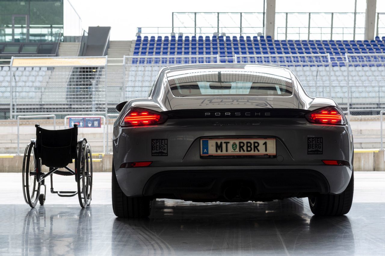 Alle Arten des Fahrens. Am Red Bull Ring kann man vom Rollstuhl in den Porsche wechseln.