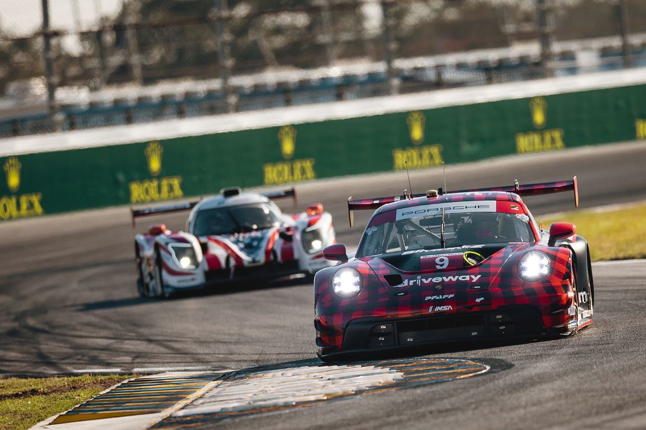 In Amerika bestens angekommen: Bachler im wunderschönen rot-schwarzen Porsche des Teams Pfaff.