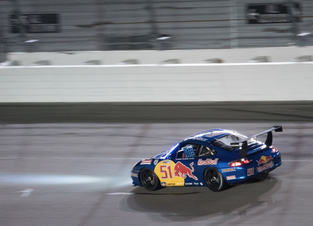 Mit knapp 80 fuhr Dieter Quester 2018 in Daytona – hier in einer seiner weltweiten Lieblingskurven.