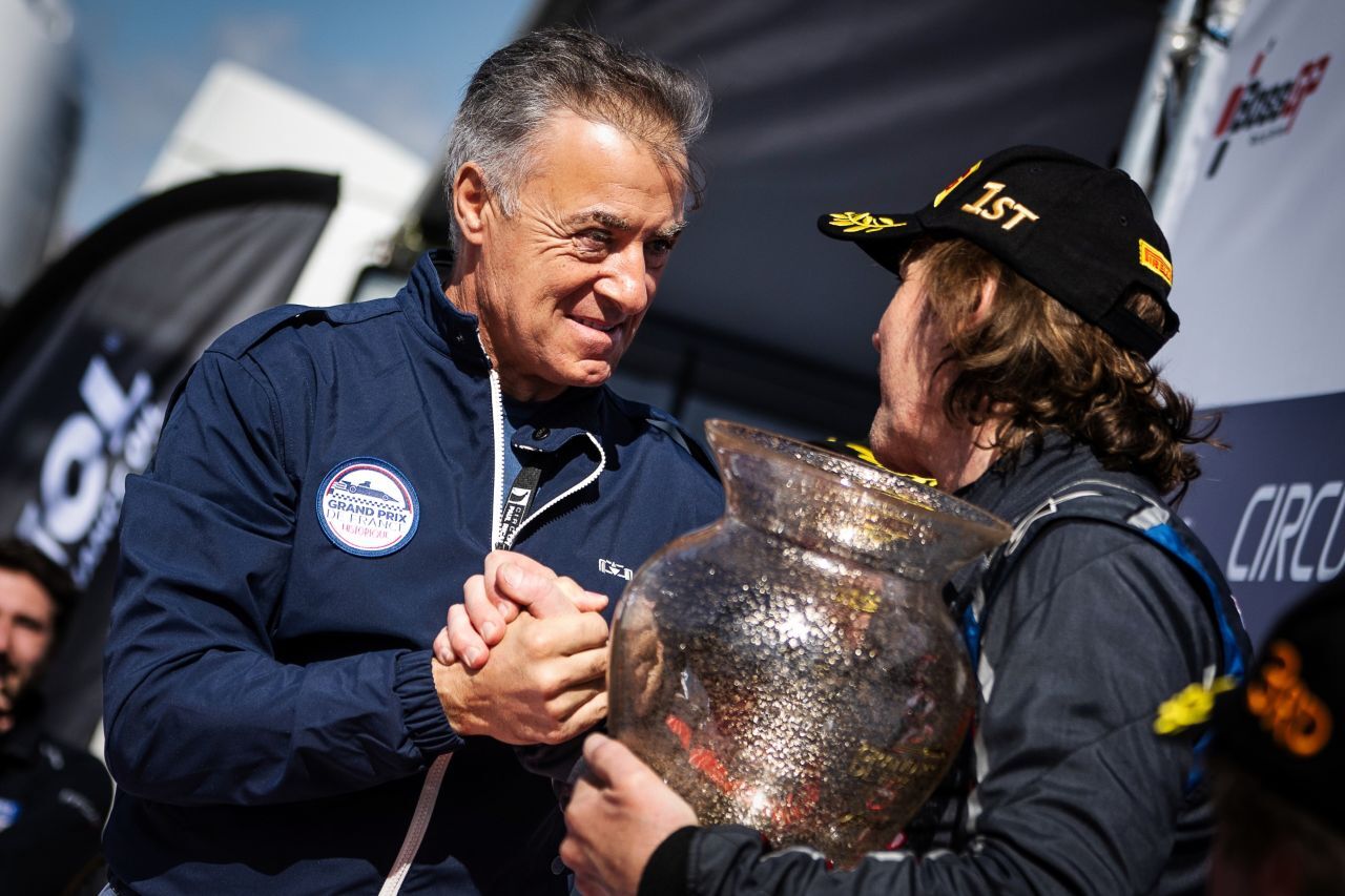 Beim BOSS-GP-Rennen in Le Castellet gratulierte Jean Alesi dem Sieger Ingo Gerstl.