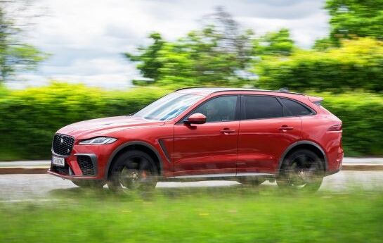 Für seine monströsen 550 PS ist der F-Pace SVR erstaunlich angenehm und anständig gekleidet. - Sir Speed