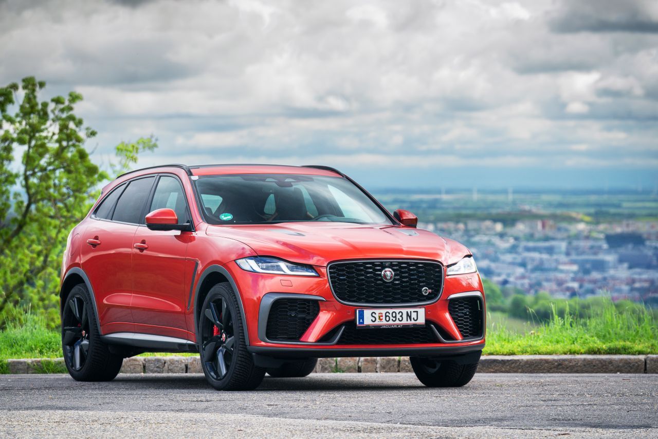 Keine Übertreibungen: Im Vergleich zu anderen SUVs der höchsten Leistungsliga deutet der F-Pace seine Performance subtiler an.