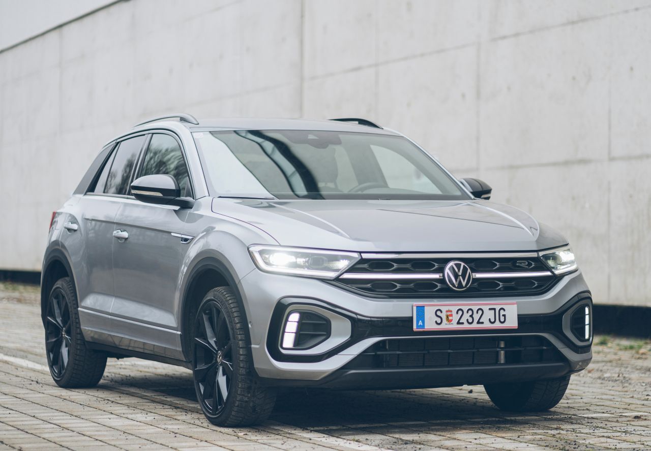 Fazit von Motorprofis-Tester Fabian Steiner: „Der T-Roc ist die etwas bulligere und größere Ausgabe des Golf-Klassikers. Der überarbeitete Innenraum überzeugt und die R-Line macht das Auto richtig schick. Multimedia-Tücken spielen durch die Smartphone-Einbindung keine so große Rolle. Auch wenn der Verbrauch leicht über den Erwartungen liegt, ist die 150-PS-DSG-Variante durch ihre Allroundeigenschaften eine logische Wahl.