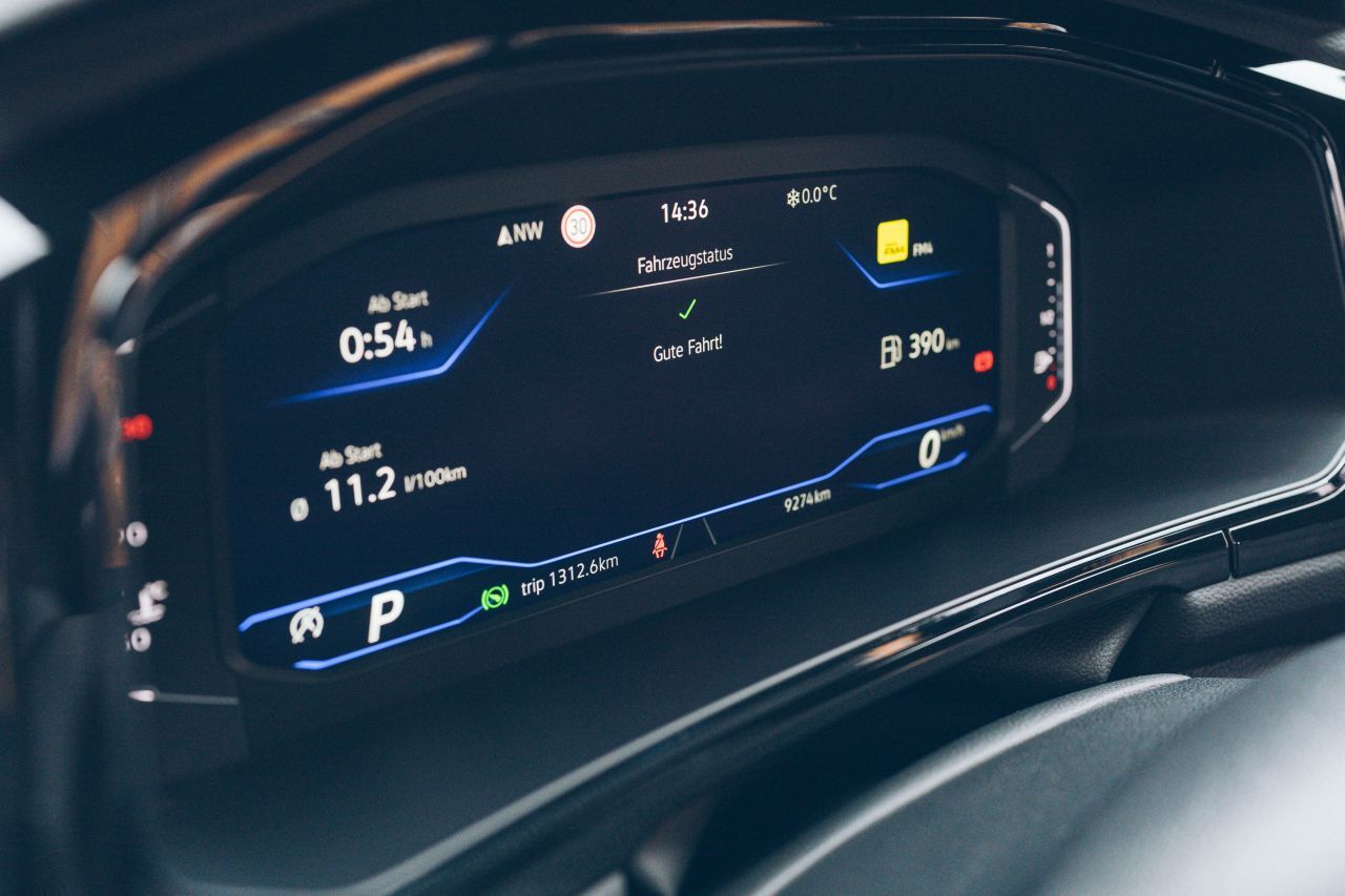 Vor sich hat der Fahrer in der R-Line-Variante ein 10,25-Zoll-Display.