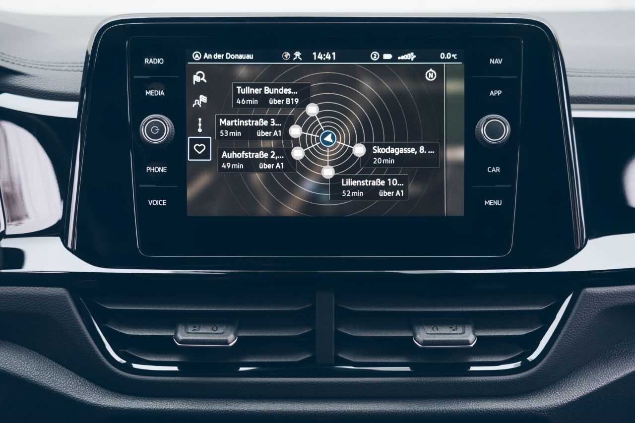 Der mittige Multimedia-Touchscreen misst 9,2 Zoll und ist nun höher postioniert.
