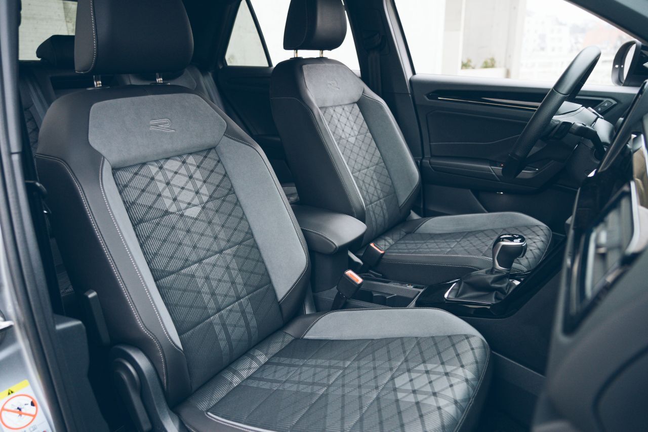 Der Materialmix der R-Line-Sitzbezüge ist todschick: Stoff mit Retromuster, Alcantara-ähnliche Elemente, Kunstleder mit Ziernähten.
