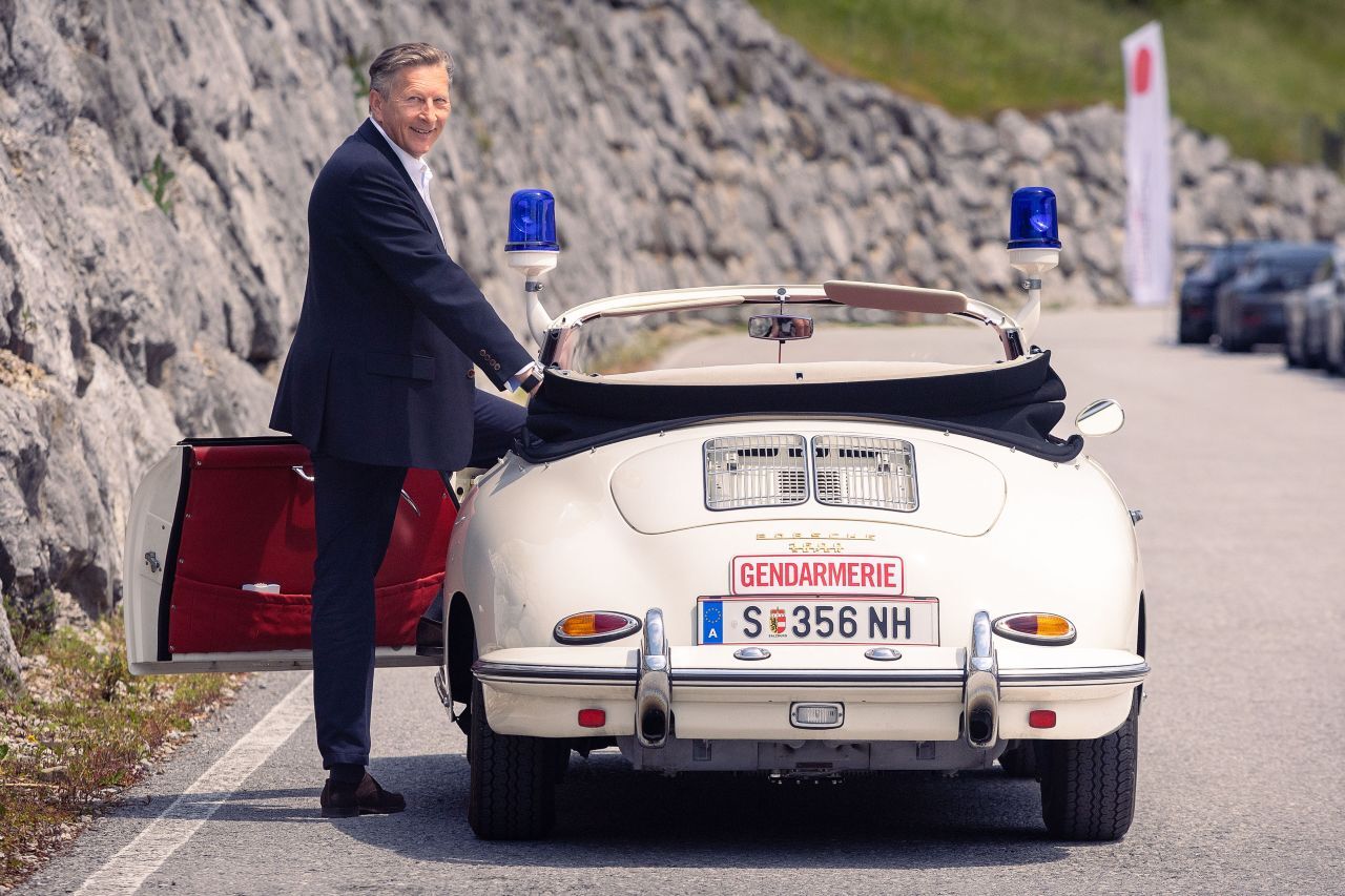 Helmut Eggert ist seit 1999 Geschäftsführer der Sportwagenmarke Porsche in Österreich. Das filmreife 356 Gendarmerie-Cabrio war in den 1960ern tatsächlich als echtes Einsatzfahrzeug in Österreich unterwegs – von mindestens 16 Exemplaren hat Porsche dieses eine gerettet und liebevoll restauriert.