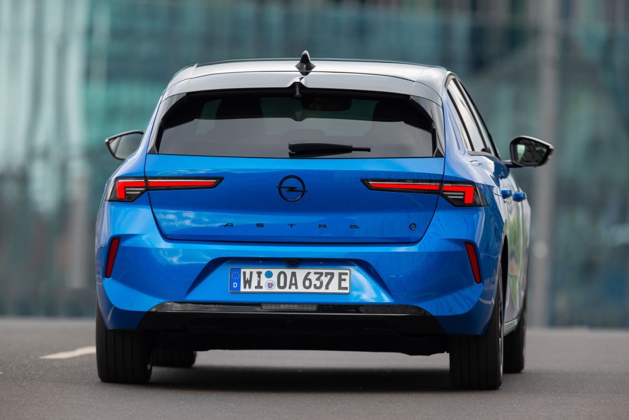 Opel ist zu Recht stolz auf 1.679 Kilo Leergewicht – das sind rund 100 Kilo weniger als vergleichbare Mitbewerber wiegen.