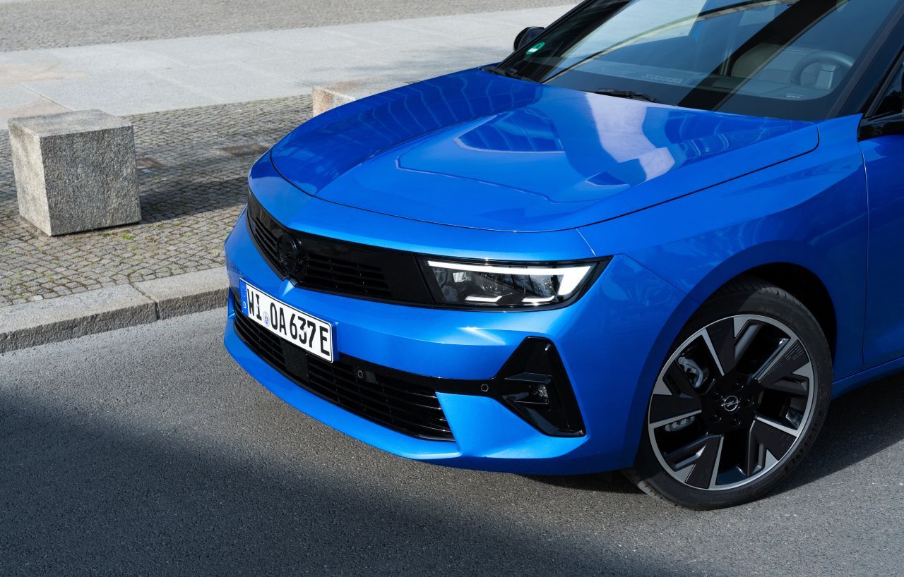 Das Markengesicht mit dem „Vizor“ wirkt beim Stromer noch eine Spur dynamischer: „GS“ nennt Opel die spezielle Frontschürze.