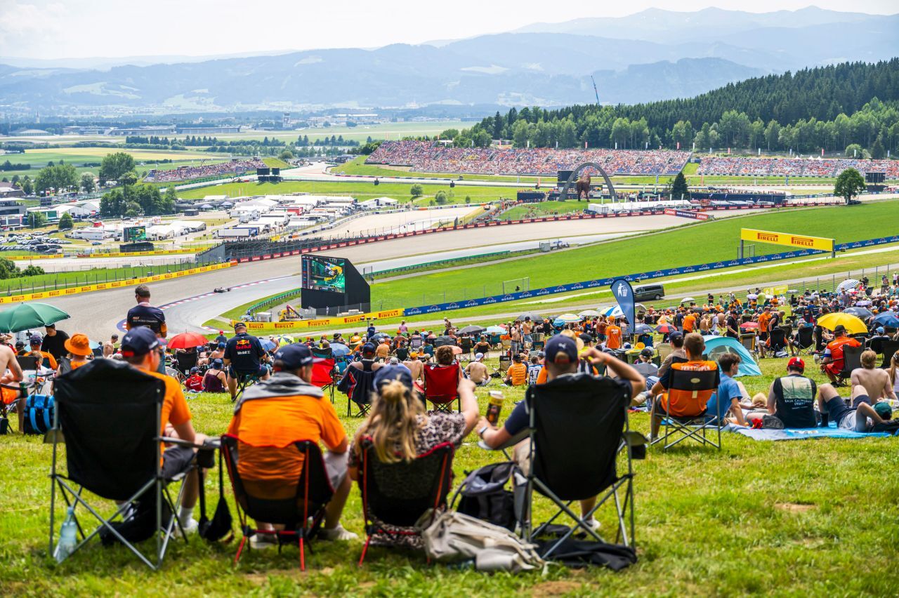 Österreichs beliebtestes Wohnzimmer. 304.000 Fans nahmen Platz. Ergebnis? Die F1 bleibt bis 2030 hier.