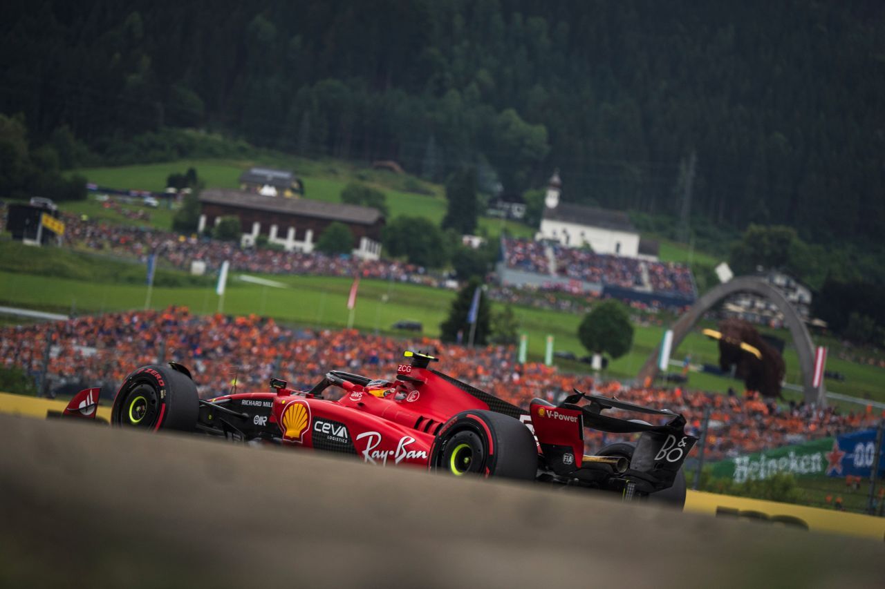 Ferrari, Kuhstall, Kirche, Friedhof, Wirtshaus, Bulle, volle Tribünen. Der Red Bull Ring ist weltweit einzigartig.