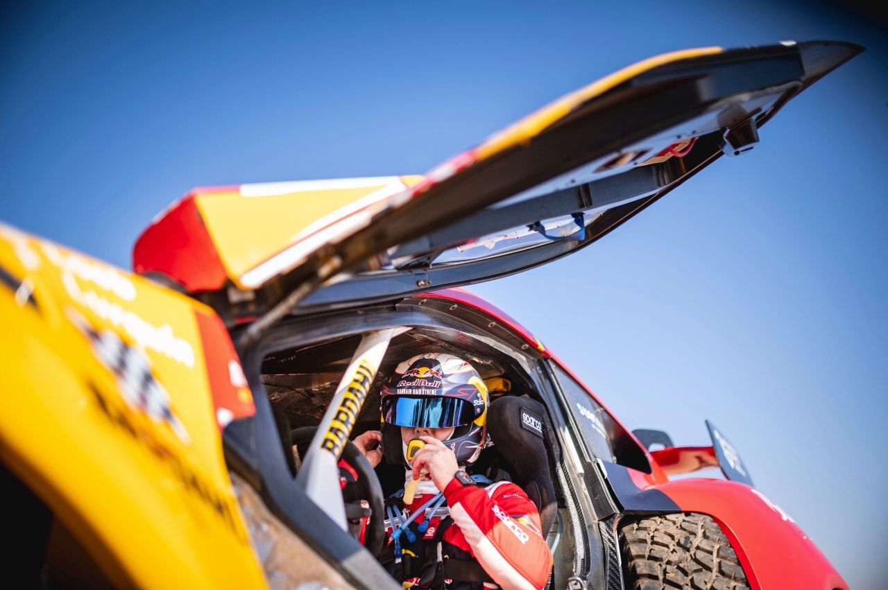 Auch in der Vergangenheit – wie hier 2022 – hat Loeb bereits mit Prodrive bei der Rallye Dakar zusammengearbeitet. Nun können sie mit einem Hersteller wie Dacia/Renault unter völlig neuen Top-Bedingungen arbeiten.