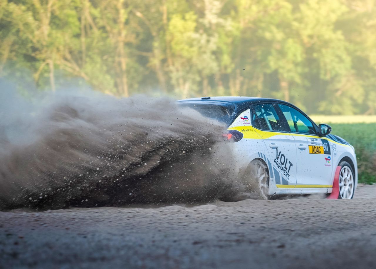 Trocken-Übung: Dem Rally-Corsa reichen 136 Serien-PS um damit fein Staub aufzuwirbeln.