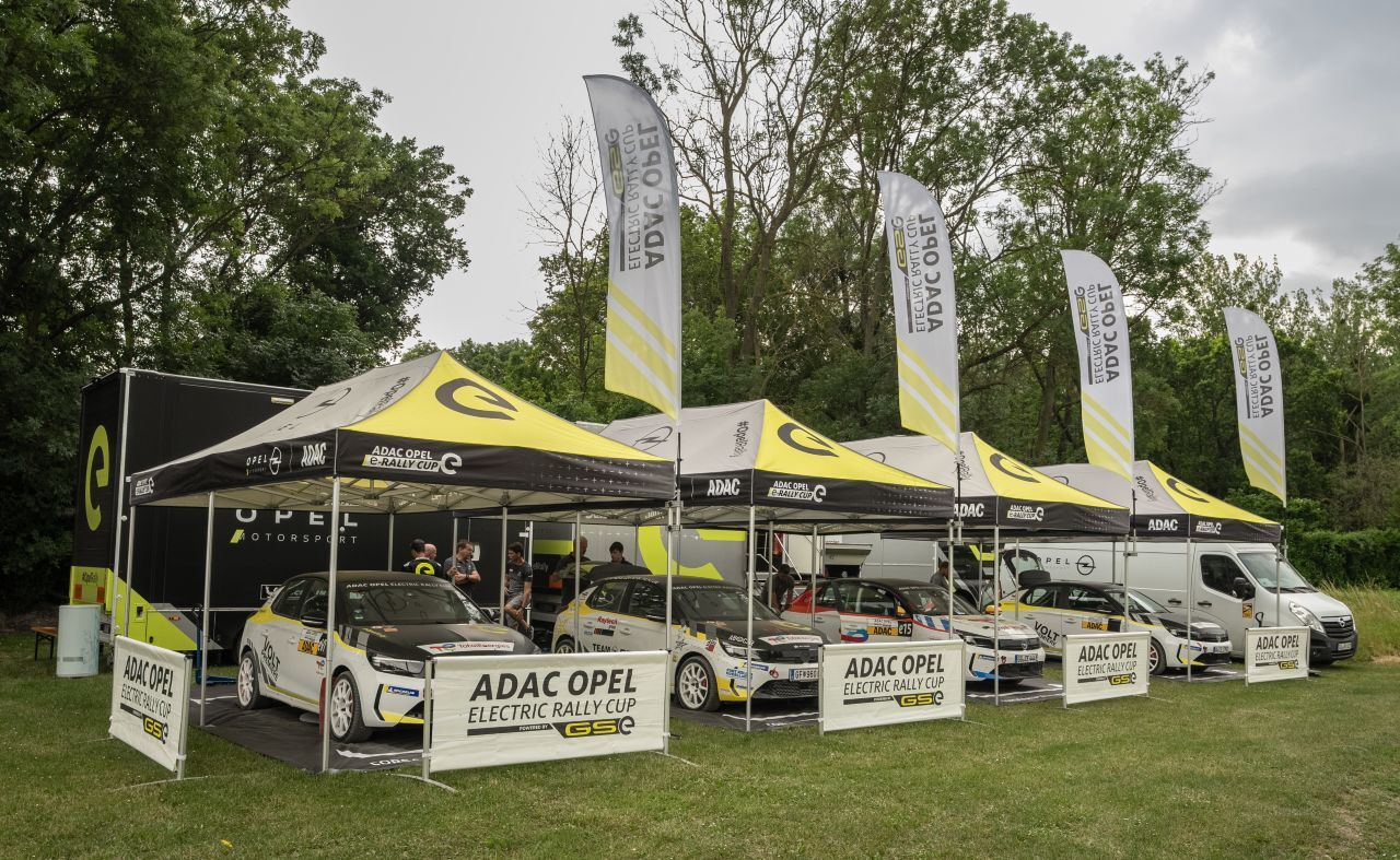 Zelten für Bleifüße: Das Opel Corsa-e Driving Camp gastierte auf den Harrach-Gütern nahe Pachfurt.