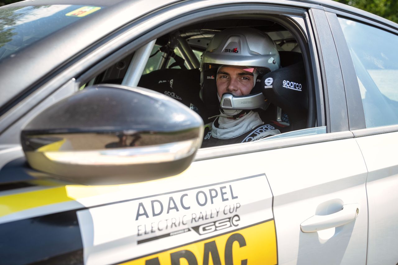 Monte-Sieger Timo Schulz begleitet das Gastspiel des Corsa-e Rally.