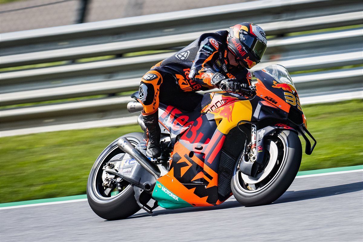 Seit Jahren bietet Brad Binder mit der KTM RC16 Höchstleistungen – klar, dass mittlerweile fast alle Top-Fahrer Interesse hätten auf so einer österreichischen Rennmaschine zu fahren.