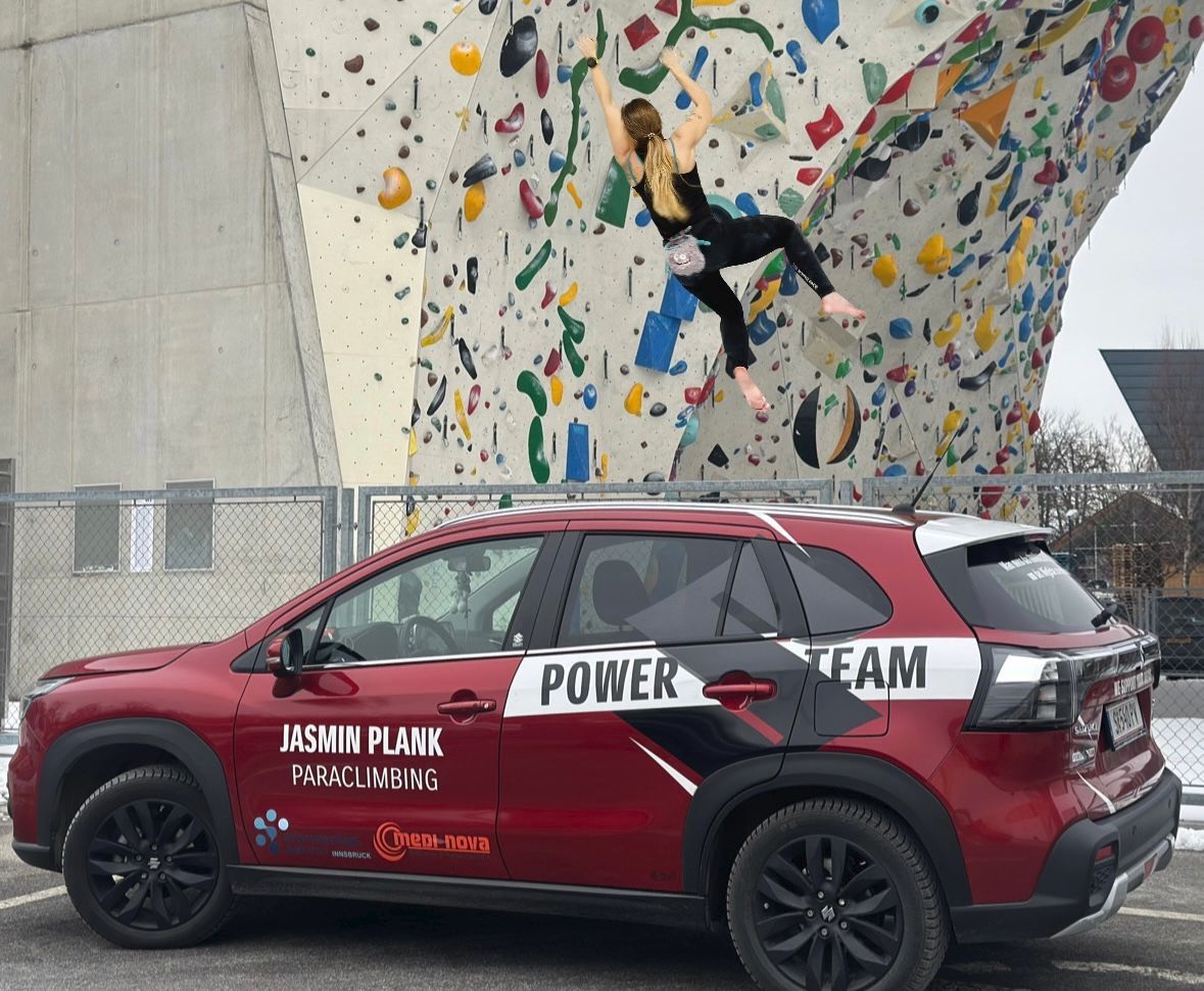 Geradezu unglaublich: Jasmin Plank, sonst im Rollstuhl, beim Klettern. Vorne ihr roter Suzuki S-Cross, der mit Handgas ausgestattet ist.