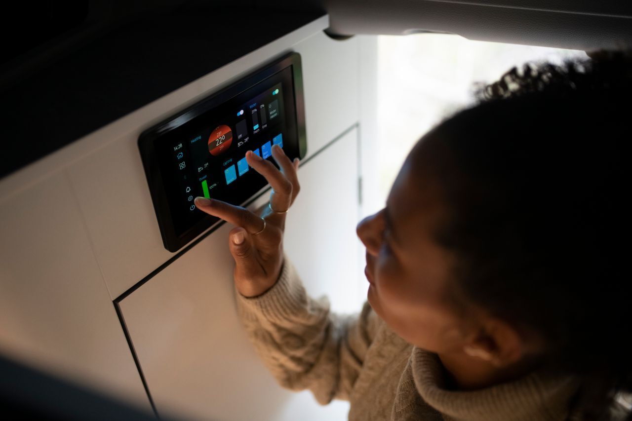Der LED-Touchscreen zur Steuerung von Beleuchtung und Temperatur.