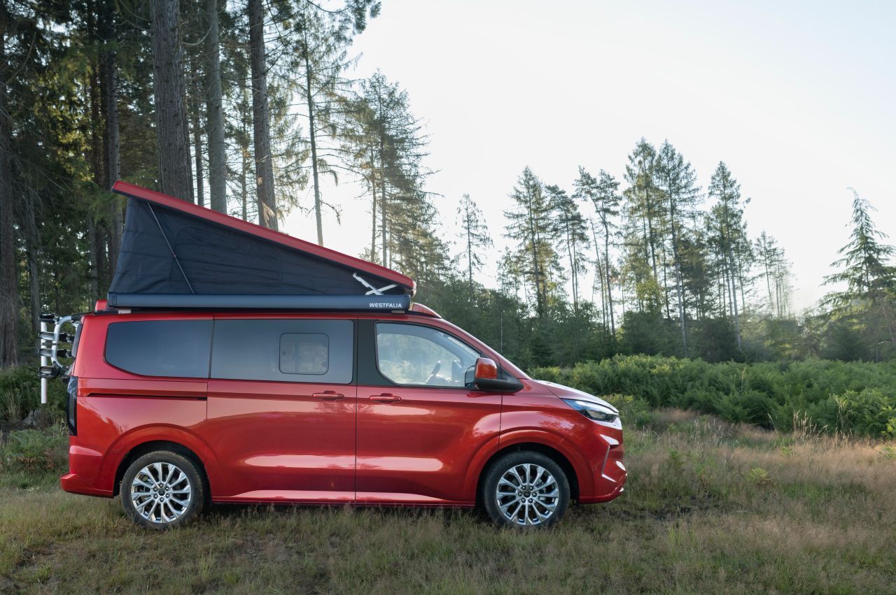Outdoor-Erlebnis ohne Reue: Der neue Ford Transit Custom Nugget beitet das volle Camping-Equipment in komprimierter Form.
