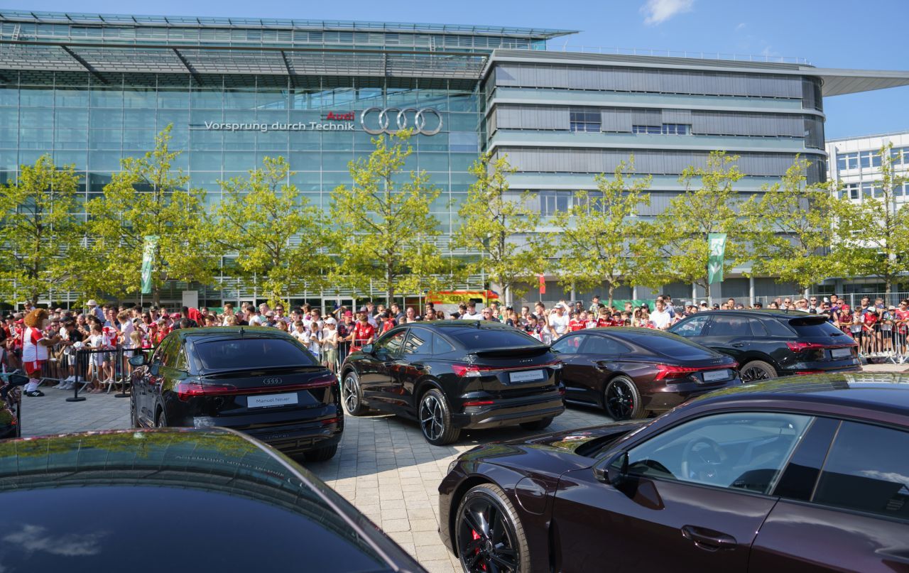 Die Modelle im neuen Fuhrpark der FC-Bayern-Spieler: Audi RS e-tron GT, Audi Q8 e-tron, Audi Q8 Sportback e-tron und Audi Q4 Sportback e-tron.