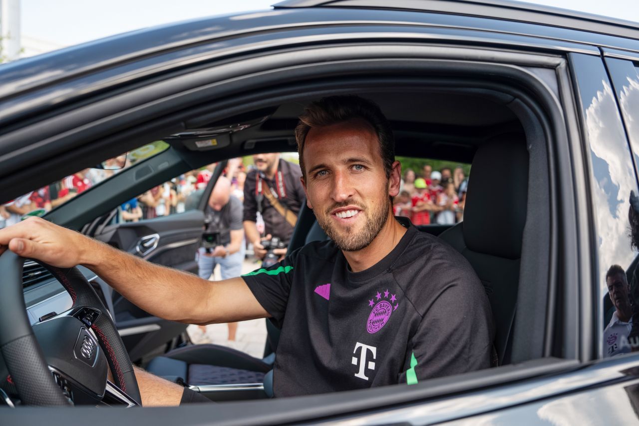 Harry Kane fährt den Audi Q8 e-tron (in der Farbe Mythosschwarz Metallic), der dem vierfachen Familienvater besonders viel Platz bietet.