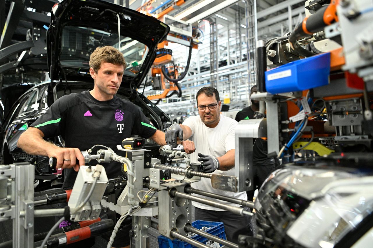 Thomas Müller legt in der Audi-Produktion Hand an. Der Nationalspieler fährt in der Saison 2023/24 einen Audi RS e-tron GT in der Farbe Sohobraun Metallic.