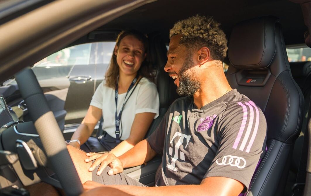 Serge Gnabry in seinem Audi