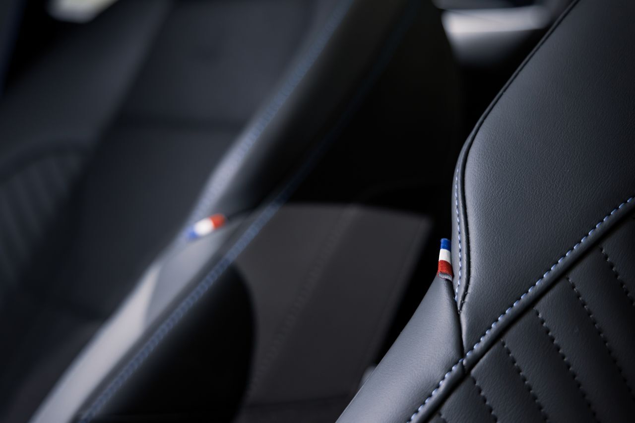 Esprit Alpine-Ausstattung: Sitze mit Tricolore-Fähnchen.