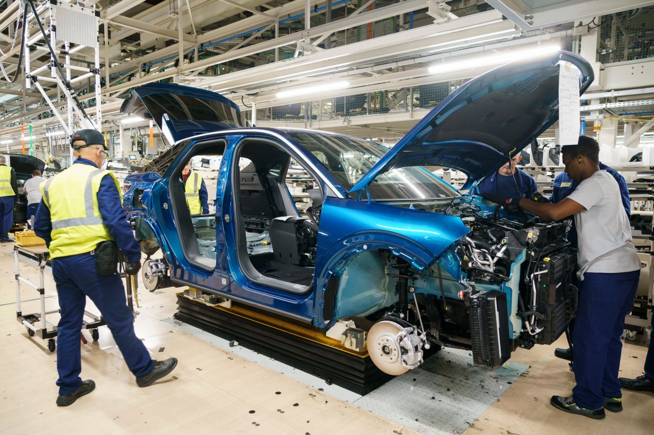 Nicht ganz beabsichtigter Spoiler bei der Besichtigung der Produktion: Der 3008 kommt nicht nur elektrisch, sondern auch mit thermischen Antrieben.