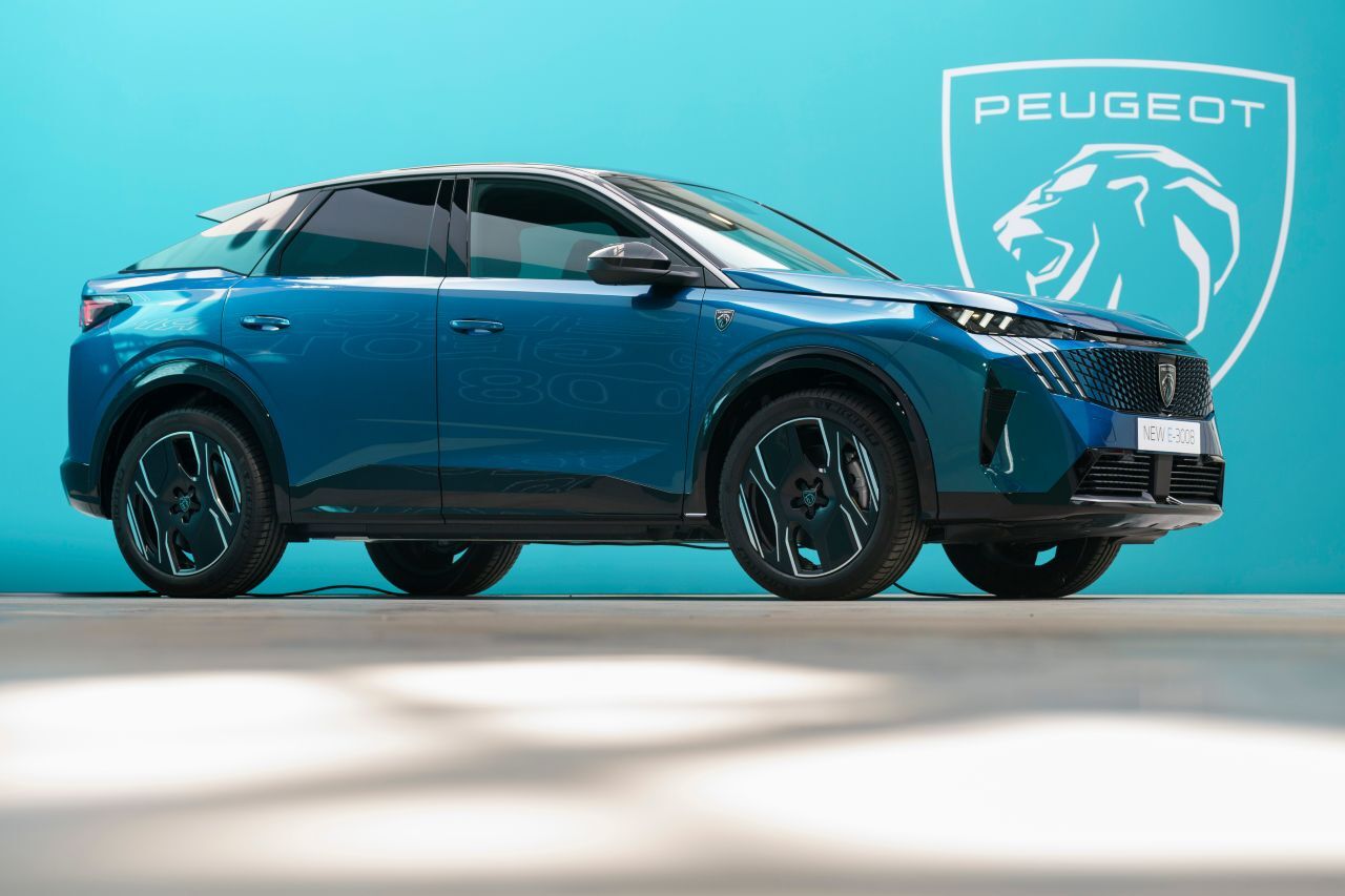 Die Long Range-Variante mit 230 PS und 98-kWH-Batterie soll es auf stolze 700 Kilometer bringen. Verbrauch nur 13,9 kWh auf 100 Kilometer.