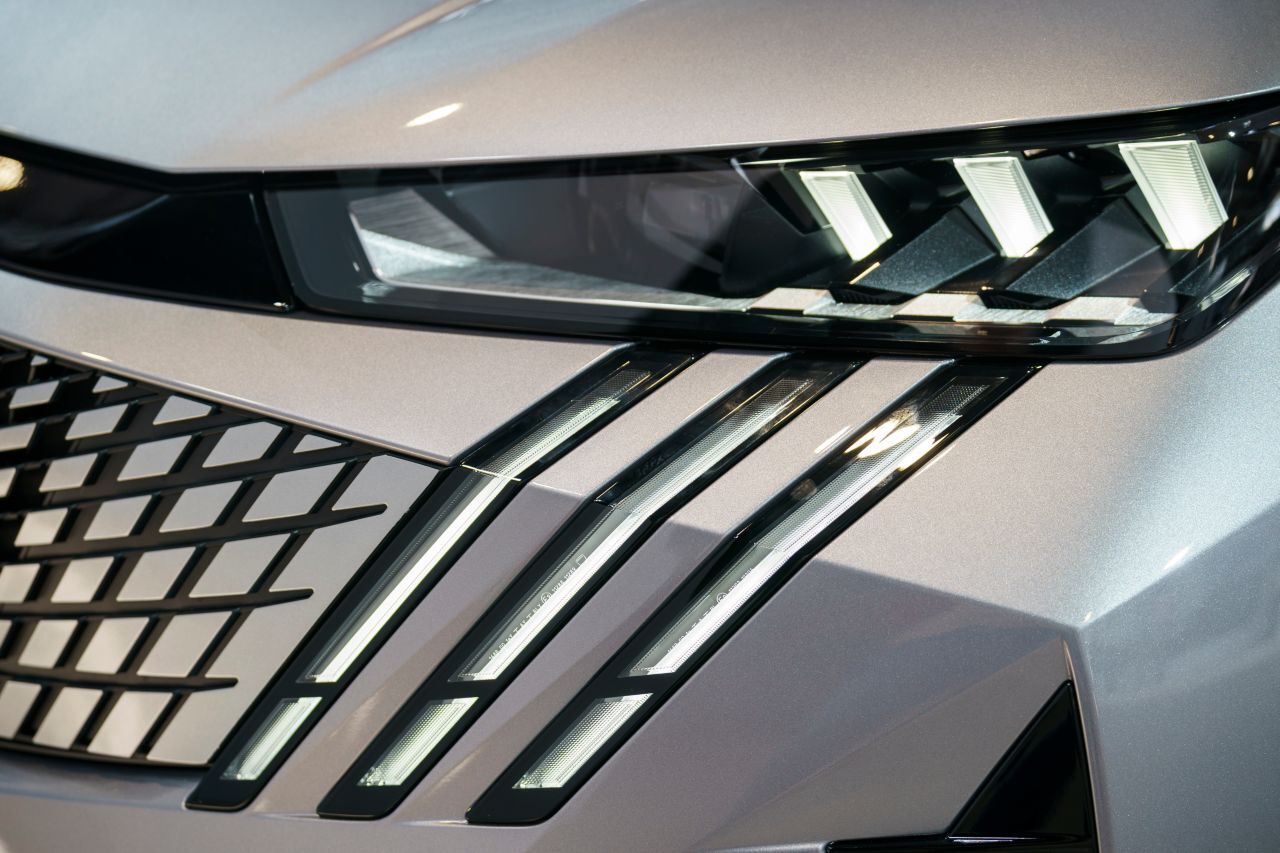 Die für Peugeot identitätsstiftenden drei Löwen-Krallen werden …