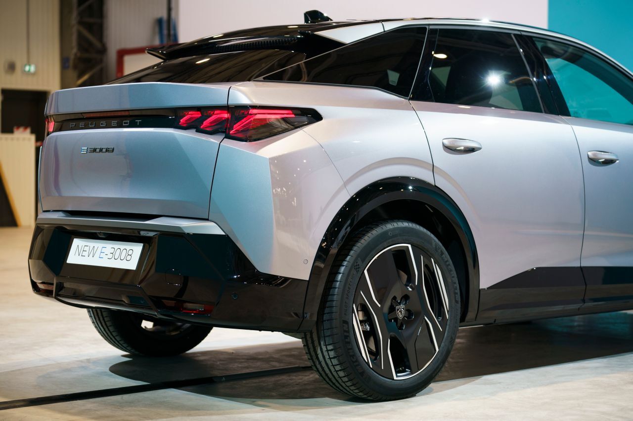 Hohe Schulterlinie, flacher Fastback-Abgang: Beim Peugeot 3008 wurde das Design von Grund auf erneuert.