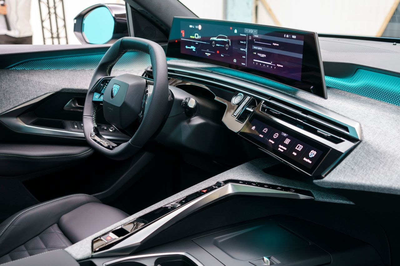 Der 21 Zoll-Panorama-Schirm ist das zentrale Element des volldigitalisierten Updates des bekannten Peugeot i-Cockpit im neuen 3008.