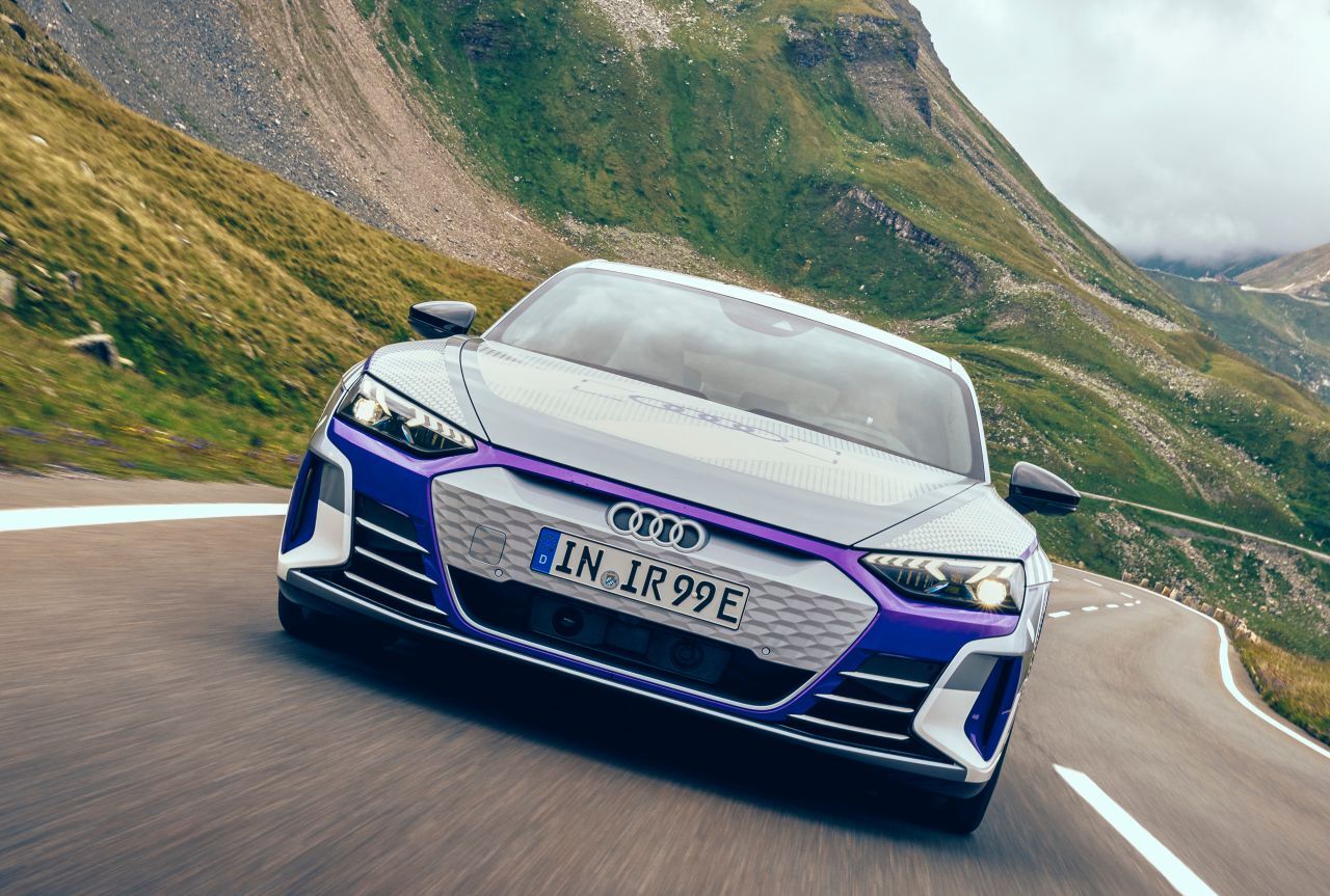 Als eines der wenigen Elektroautos verfügt er über ein 800-Volt-Ladesystem und kann daher …
