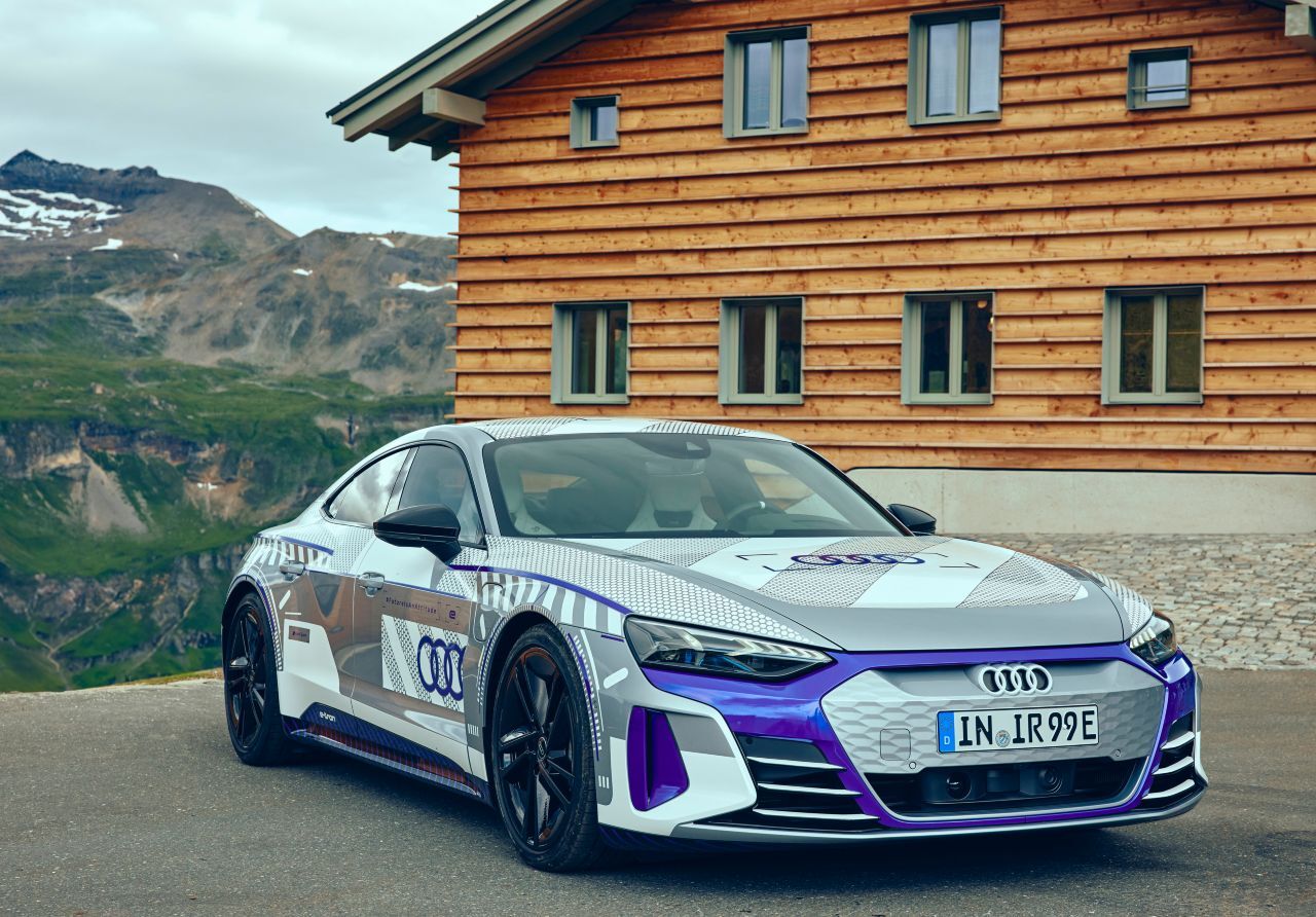Die Sonderserie vor dem 2023 von Ferdinand Porsche neueröffneten F.A.T. Mankei, einer Alm auf der Großglockner-Hochalpenstraße.