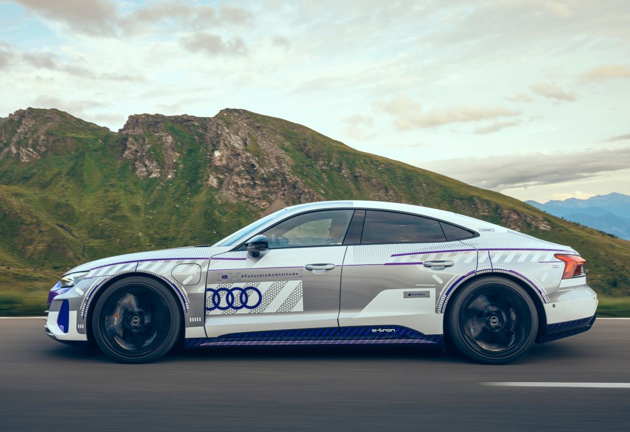 Die zwei Elektromotoren mobilisieren knapp 600 PS Leistung und katapultieren das Auto in 3,3 Sekunden auf 100 km/h.