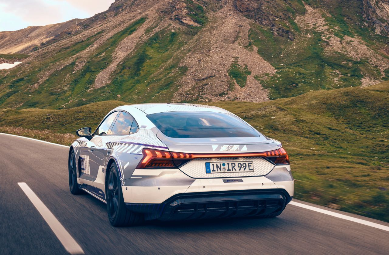 80 Prozent seiner 83,7 kWh-Batteriekapazität in nur 22 Minuten und 30 Sekunden zurückerlangen. WLTP-Reichweite rund 500 Kilometer.