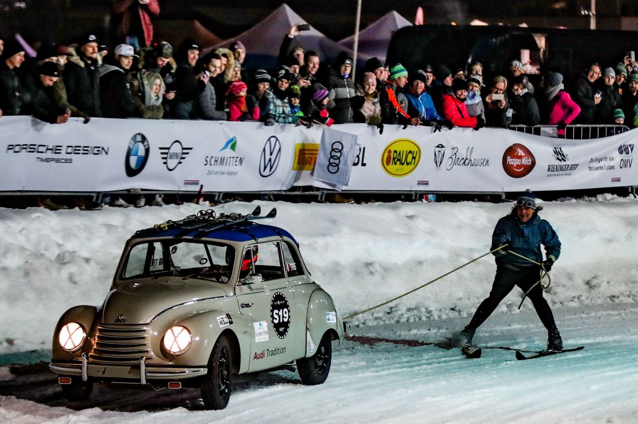 … Veranstaltung ist vom skandinavischen Skijöring abgeleitet, allerdings ziehen Rennwagen die Skifahrer …