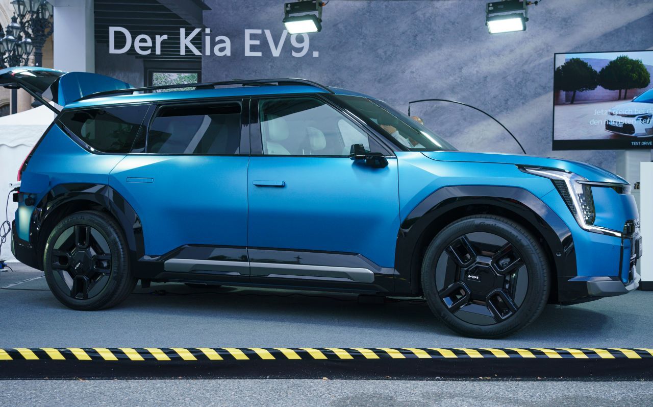 Der Kia EV9 bei der Österreich-Premiere: Verfügbar sind zunächst zwei Antriebsvarianten, die Auslieferungen starten Mitte Oktober 2023.