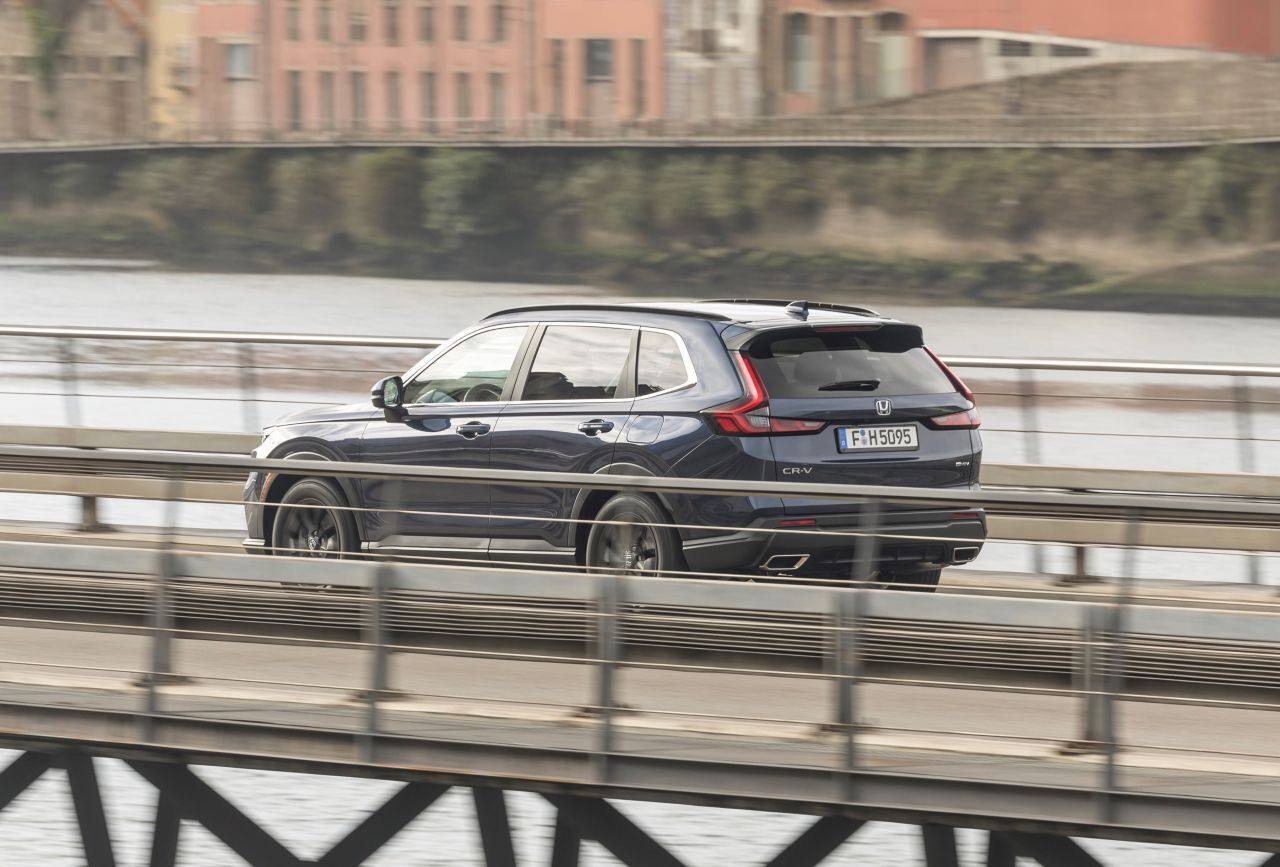 Motorprofis-Tester Stefan Pabeschitz bilanziert nach dem ersten Test, dass „Honda seine Kompetenz als Anbieter von Hybrid-Feinkost mit dem CR-V weiter festigt und die Japaner beweisen, dass der vorhandene hohe Level auch je nach Modellreihe weiter entwicklet und angepasst werden kann.