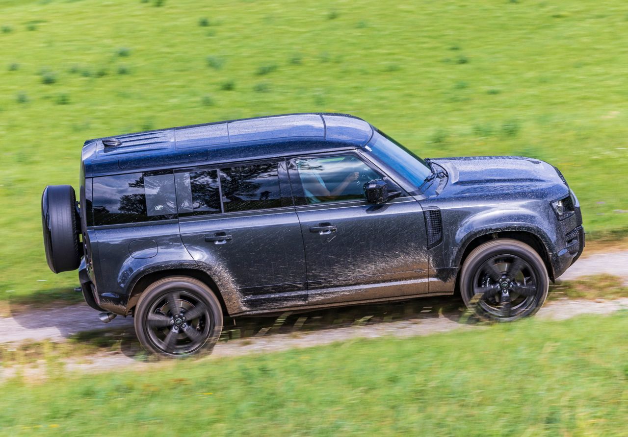 Der V8 in allen drei Karosserievarianten erhältlich, hier im Bild: der ziemlich genau fünf Meter lange Defender 110.